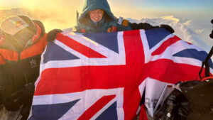 Mulher britânica quebrou recorde mundial ao escalar todos os 14 picos mais altos do planeta.